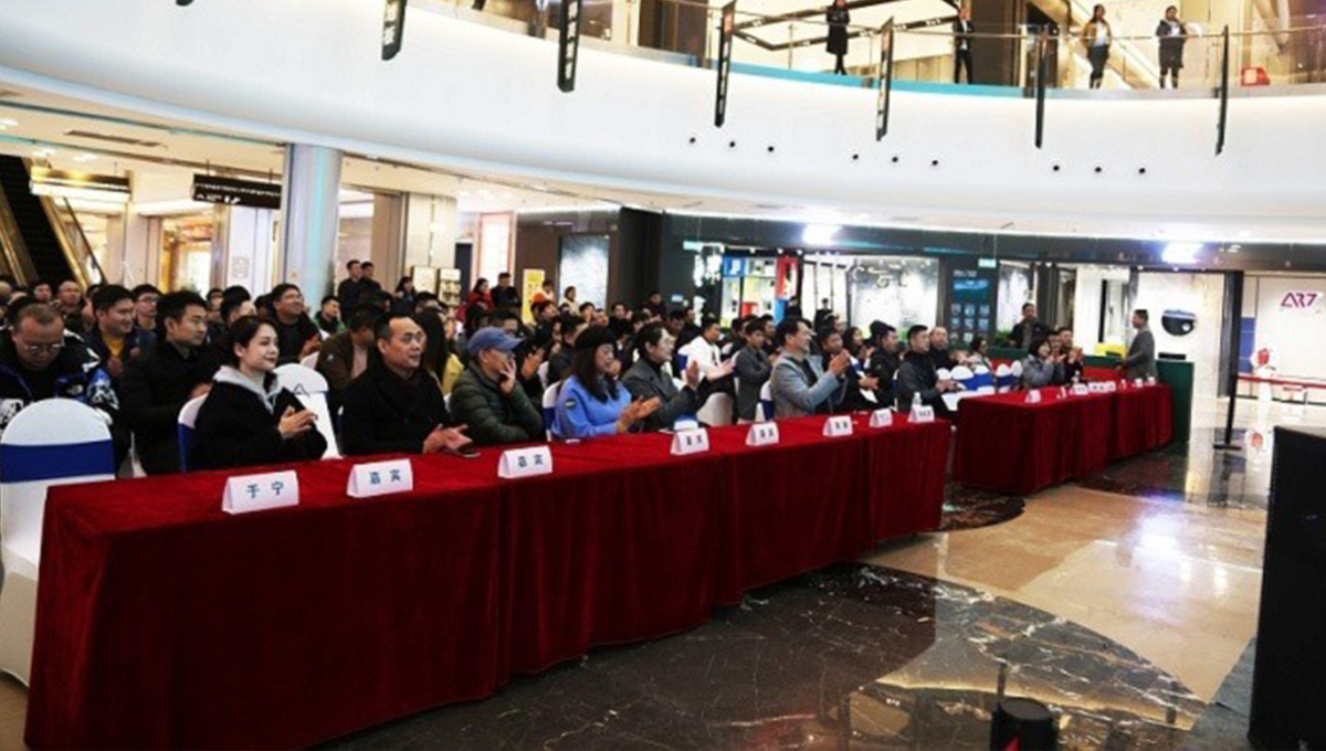 茄子视频色版在线观看攜手設計大咖何武賢，